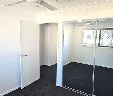 PERFECTLY LOCATED - SPACIOUS 4 BED TOWNHOUSE WITH DUCTED AIRCON - Photo 4