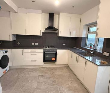 4 bedroom semi-detached house to rent - Photo 5