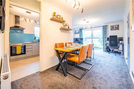 2 bed Upper Floor Flat for rent - Photo 3