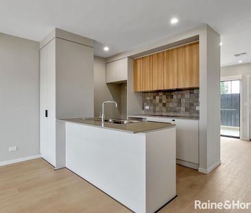Stylish Townhouse in the Heart of Googong - Photo 5