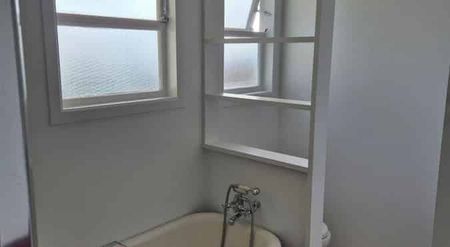 Spacious 4-Bedroom Family Home - Photo 4