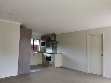 2 Bedroom standalone house in Te Atatu Peninsula - Photo 3