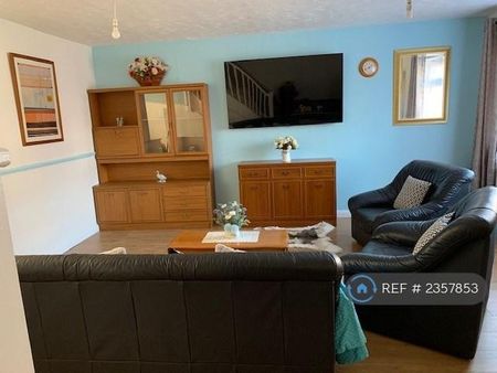 4 bedroom semi-detached house to rent - Photo 2