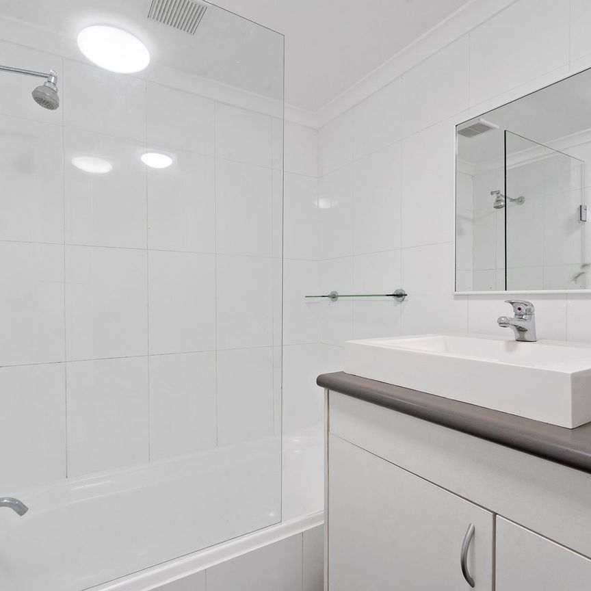 Stylish & Spacious Two-Bedroom Apartment in the Heart of Sydney CBD – Windsor Plaza - Photo 1