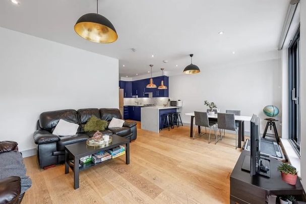 3 Bed Flat, Very Near Castlebar Road Area, W5 - Photo 1