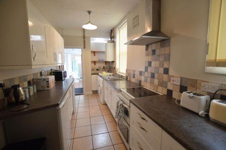 3 bedroom terraced house to rent - Photo 5