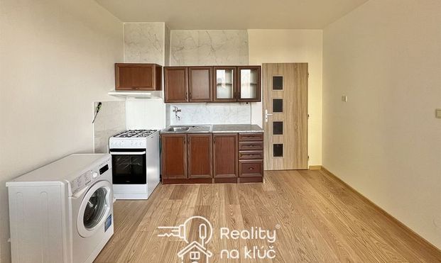 Na prenájom 1-izbový byt s dvoma balkónmi na Nábrežnej ulici v Nových Zámkoch - Photo 1