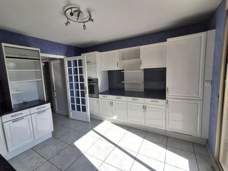 Location Appartement 4 pièces 100m² ST CHAMOND 42400 - Photo 3