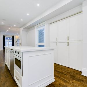 Beautiful renovated 5BR century home in Leslieville - Photo 3