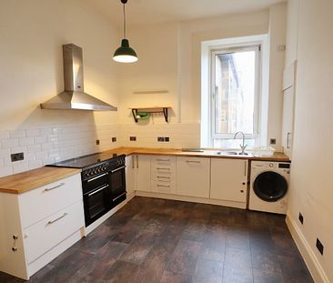3 Bed, Flat - Photo 4