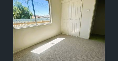 Charming 3-Bedroom Cottage for Rent - Photo 4