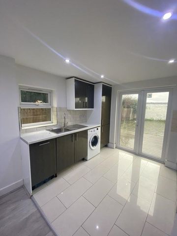 1 bedroom bedsit to rent - Photo 5