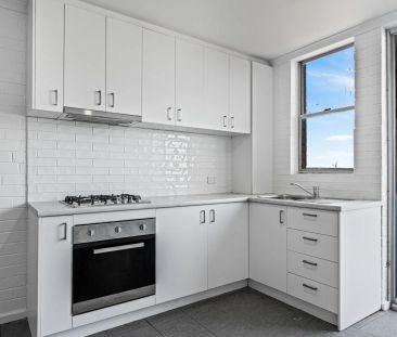 Refurbished Top-Floor Living in the Heart of East Vic Park. - Photo 4