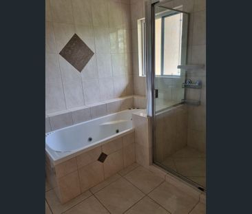 Stunning 3 Bedroom Luxury Waterfront Townhouse with Private Pool & Spa - Photo 6