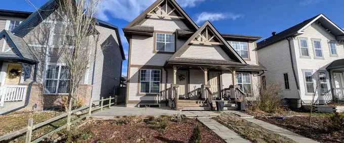 A Beautiful Duplex with 3 Beds 2.5 Baths and a Garage for Rent | Calgary - Photo 1