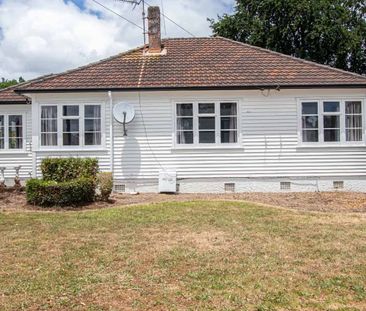 Charming Bungalow in Hamilton East - Photo 2