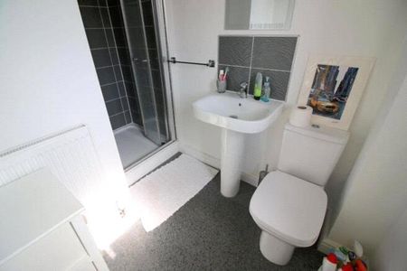 3 bedroom semi-detached house to rent - Photo 5