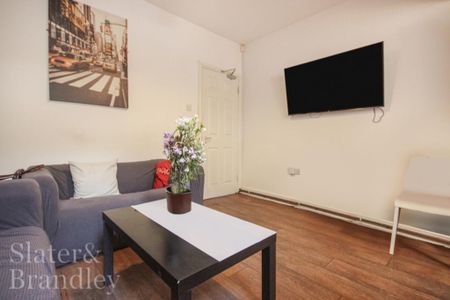 1 bedroom in a house share to rent - Photo 2