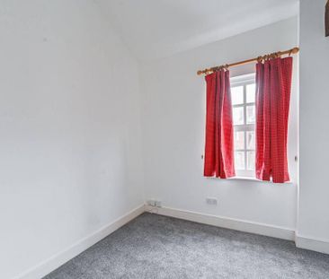 3 bedroom end of terrace house to rent - Photo 2