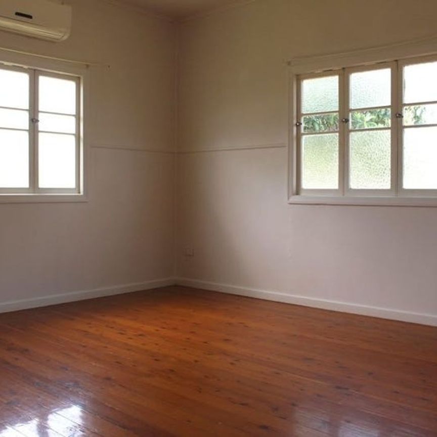 CHARMING 3-BEDROOM PROPERTY - Photo 1