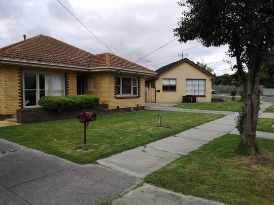 3 Bed House For Lease in Mordialloc: within 1km to the beach! - Photo 1