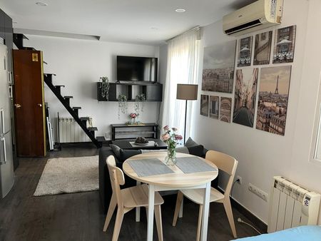 Ático duplex con terraza en el corazón de Madrid: luz, estilo y vida urbana - Foto 2