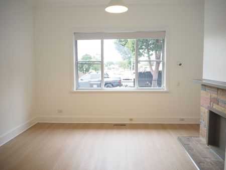 Family Home In The Heart Of Reservoir - Photo 2