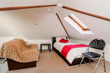 Superb triple bedroom located in green Barkingside - Photo 3