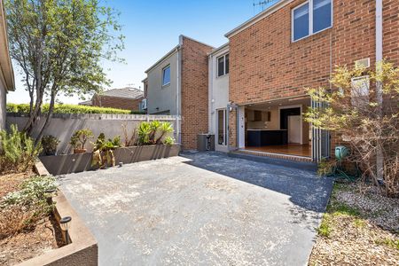 Spacious 3 Bedroom Family Home in McKinnon Secondary School Zone! - Photo 3