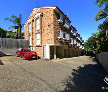 Three level townhouse with courtyard and views! - Photo 1