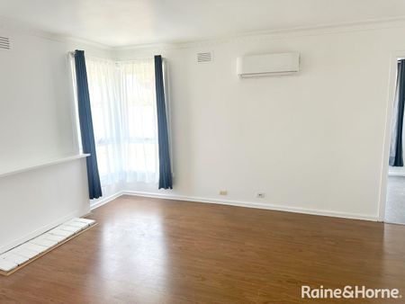 Renovated 3-Bedroom Home in Springvale! - Photo 5