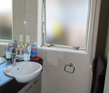 Comfortable Family Home close to everything - Photo 4