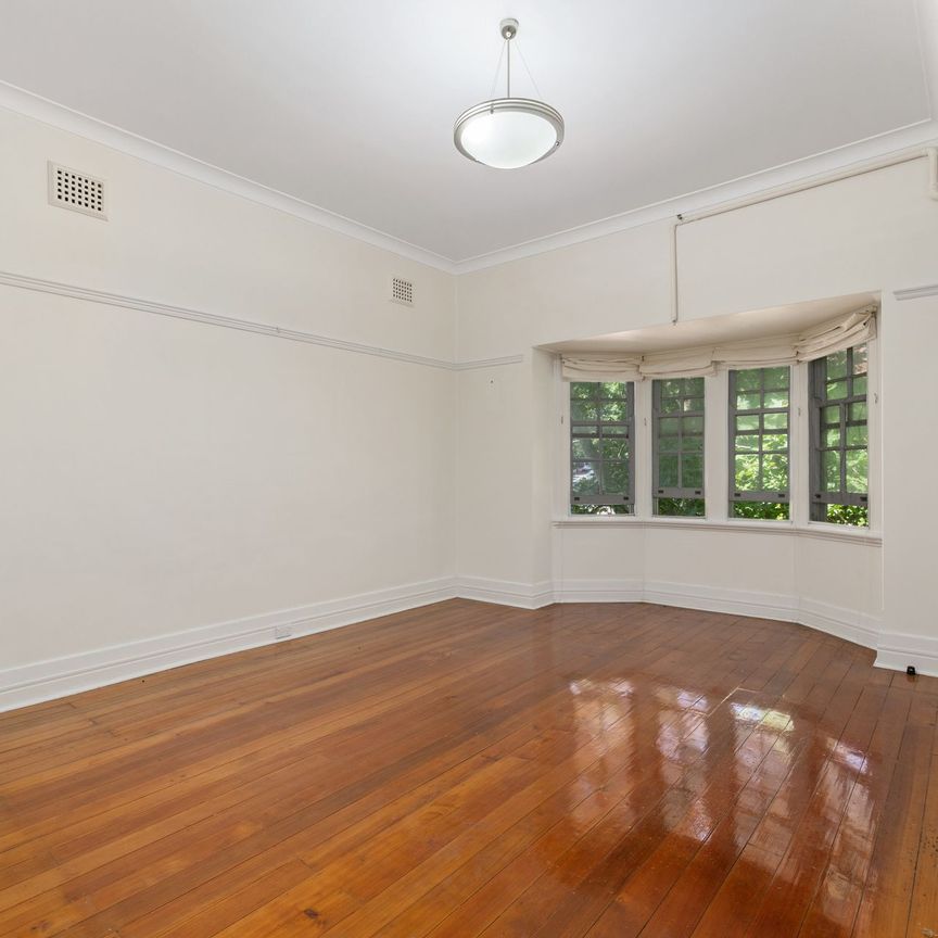 Elegant Art Deco Apartment with Sunroom and Leafy Outlook - Photo 1