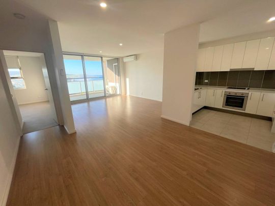 EXECUTIVE APARTMENT LIVING WITH OCEAN VIEWS!! - Photo 1