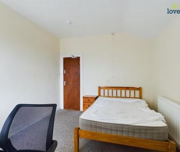 4 bedroom Town house To Let - Photo 4