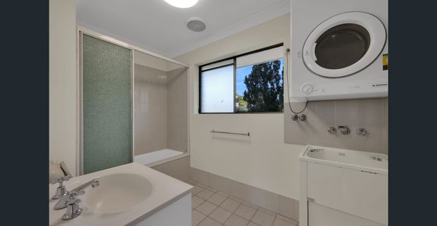 SPACIOUS TOP FLOOR APARTMENT - Photo 1