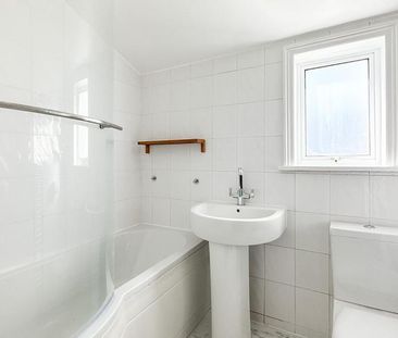 3 bedroom end of terrace house to rent - Photo 3