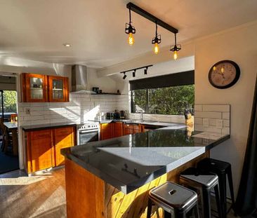 Fully furnished three bedroom home with spa pool! - Photo 4