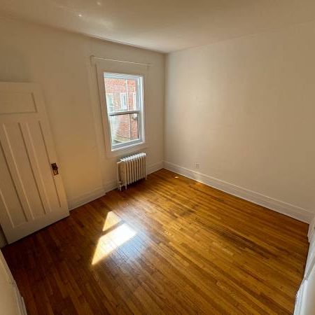 Monkland Village; lower duplex; large quiet 6 1/2, garage, metro - Photo 1