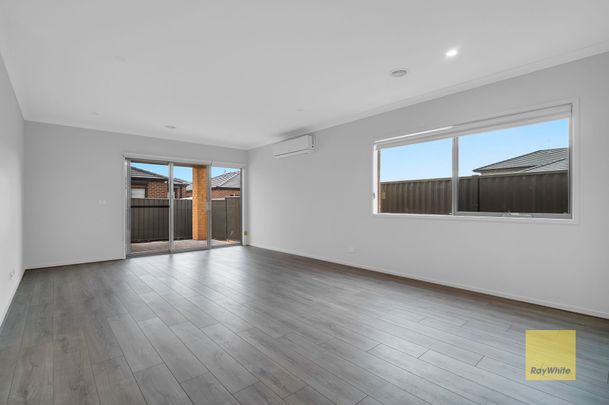 Modern Living with Space and Style - Photo 1