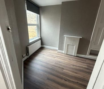 5 Bed Detached House, East St, IG11 - Photo 1