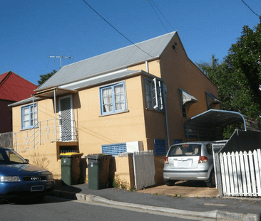 Lovely Three Bedroom Two Bath Two Car Springhill Cottage for Rent - Photo 1