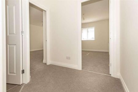 Woodland Grove, Epping, CM16 - Photo 4