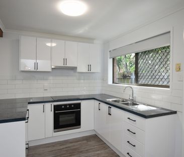 FULLY RENOVATED TOWNHOUSE IN THE HEART OF GLADSTONE CENTRAL! - Photo 1