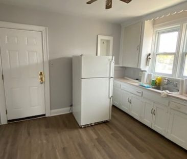 156 Dunlop St W #3 Barrie | $1400 per month | Utilities Included - Photo 3