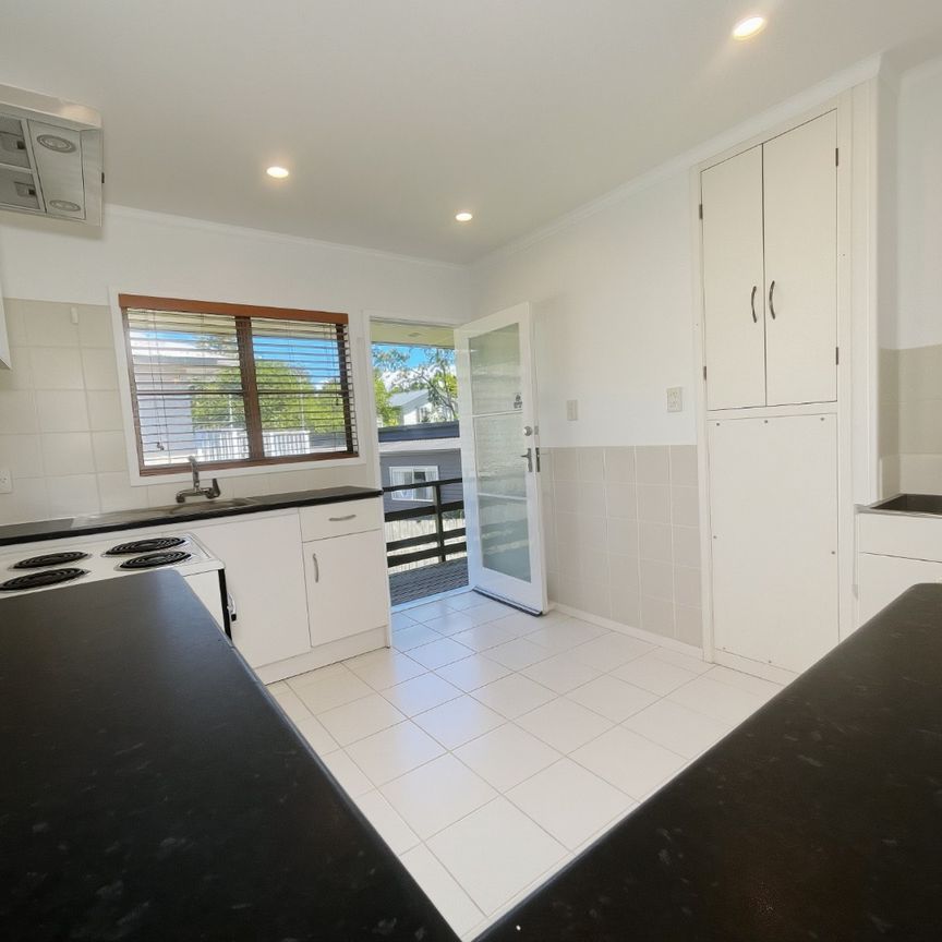 Sunny Two Bedroom Family Home in Peaceful Birkdale - Photo 1