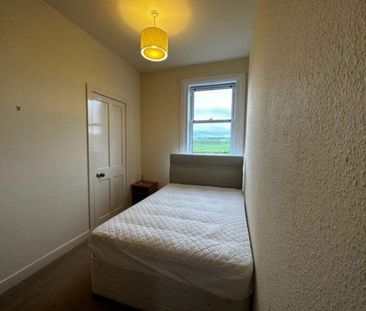 3 bedroom flat to rent - Photo 2