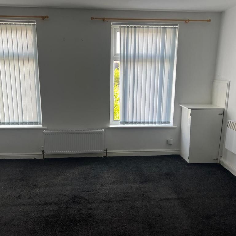 Flat to rent - Photo 1