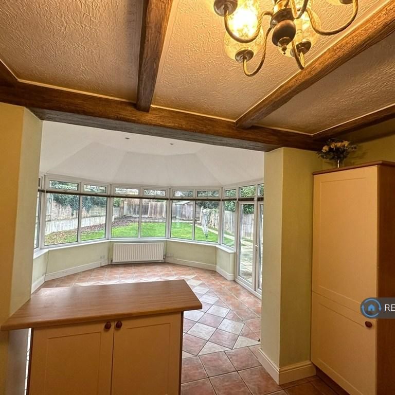 4 bedroom bungalow to rent - Photo 1