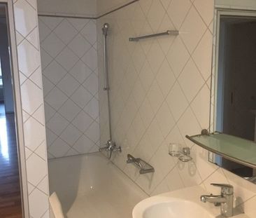 Bel appartement mansardé de 3 1/2 pièces situé au 3ème étage avec a... - Photo 5
